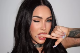 Меган Фокс у суперміні позує на ліжку для звабливого фотосету