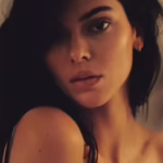 Млосна Кендалл Дженнер оголеною попозувала на ліжку: гарячі фото