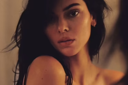 Кендалл Дженнер оголена позує на ліжку для нової фотосесії