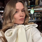 Анна Богдан без білизни прикривається рукавичкою під час фотосесії