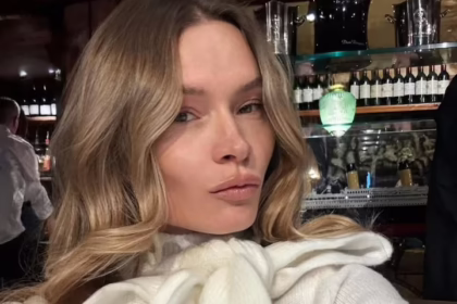 Анна Богдан без білизни прикривається рукавичкою під час фотосесії