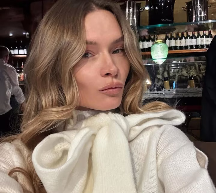 Анна Богдан без білизни прикривається рукавичкою під час фотосесії