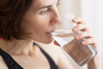 Дівчина займається спортом, напої перед тренуванням