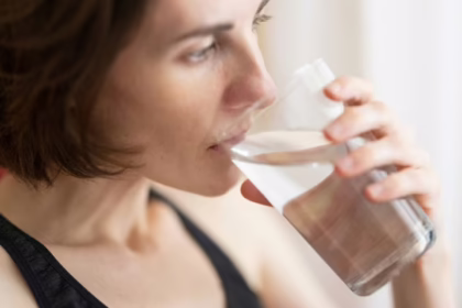 Дівчина займається спортом, напої перед тренуванням