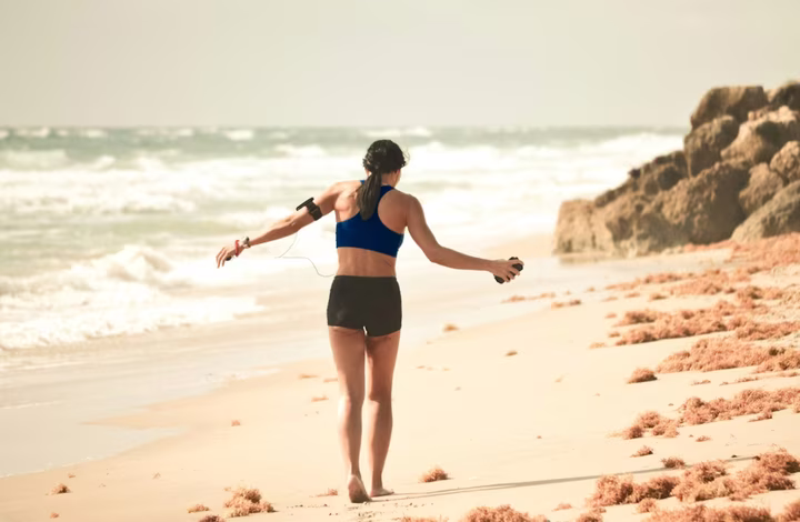 Склянка води та лимон, гідратація перед тренуванням