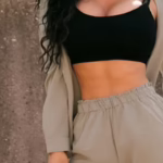 Модний жіночий одяг 2026 та стильний купальник на фітнес-моделі