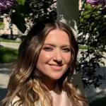 Наталія Могилевська позує зі своєю дитиною на фоні природи