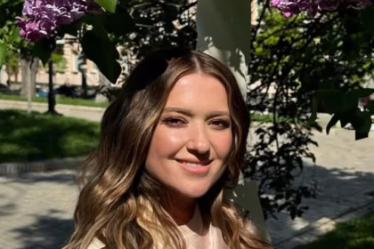 Наталія Могилевська позує зі своєю дитиною на фоні природи