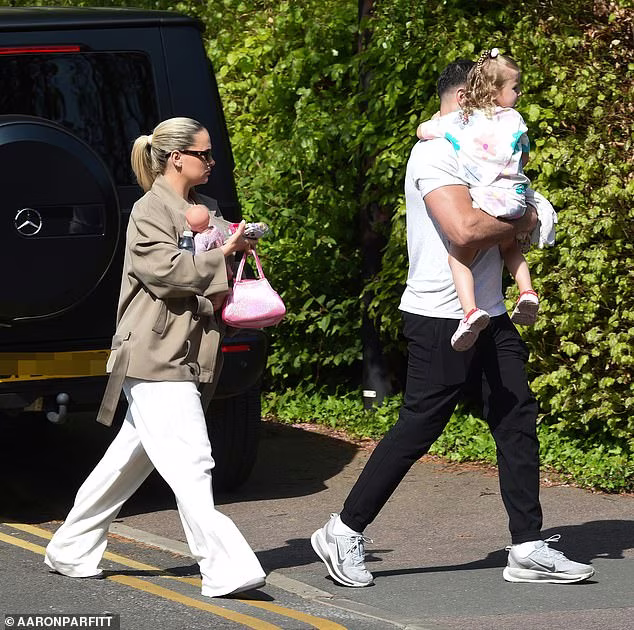 Molly-Mae Hague з донькою Bambi після пожежі