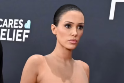 Б'янка Сенсорі в прозорому топі на роликах оголила груди