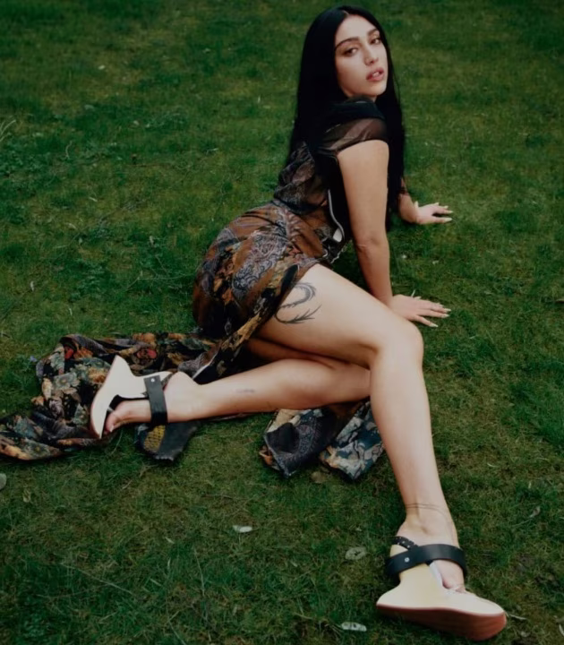 Донька Мадонни Лурдес Леон у напівпрозорій мініспідниці та білому топі