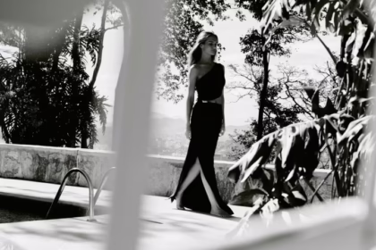 Розі Гантінгтон-Вайтлі у молочній сукні з глибоким декольте