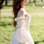 Наталка Денисенко у корсетній сукні біля вишні