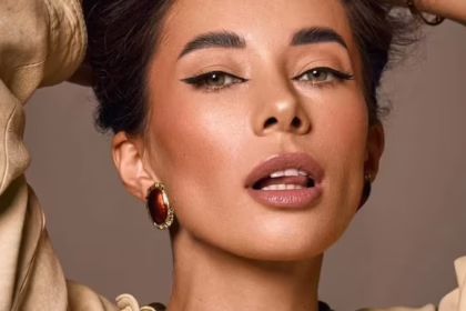 Анна Неплях у чорному мереживному боді позує перед камерою