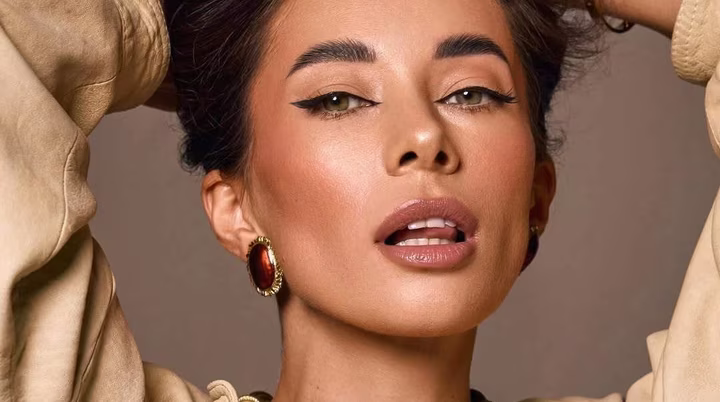 Модель Анна Неплях у повний зріст у мереживному боді