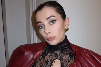 Анна Неплях у прозорому мереживному боді оголила груди