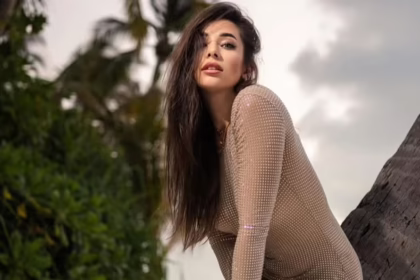 Анна Неплях у прозорій сукні без білизни на мальдівському пляжі