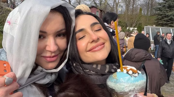 Анна Трінчер з мамою Б'янка Сенсорі новини