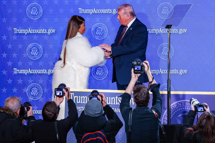 Нікі Мінаж тисне руку президенту на саміті