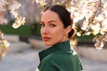 Христина Горняк позує серед квітучих сакур розповідаючи про ніжність і силу