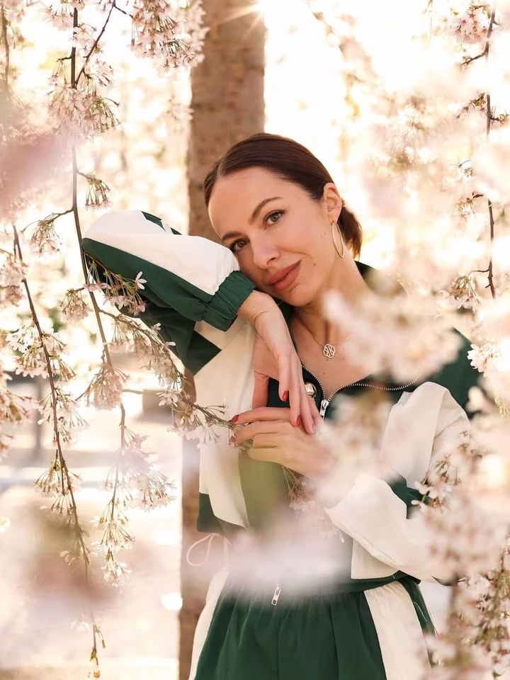 Христина Горняк милується весняним цвітом сакури