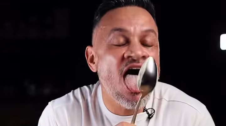 Шеф-кухар Ектор Хіменес-Браво готує домашній майонез