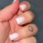 Вагітна Інна Бєлєнь демонструє новий модний короткий манікюр на весну