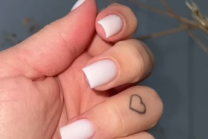 Вагітна Інна Бєлєнь демонструє новий модний короткий манікюр на весну