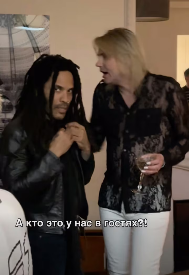 Гнівний погляд Ленні Кравіца на камеру під час вечірки