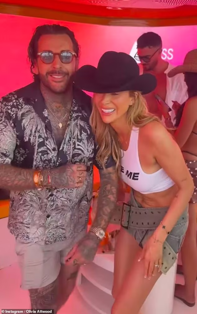 Прогулянка Олівії Еттвуд з собаками Лолою та Стітчем