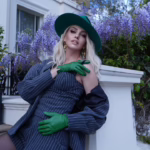 Оля Полякова у смугастому костюмі на вулицях Лондона