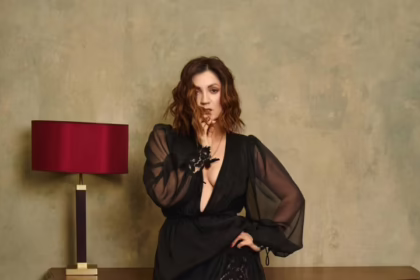 Співачка Оля Цибульська позує в напівпрозорому пеньюарі для пікантної зйомки