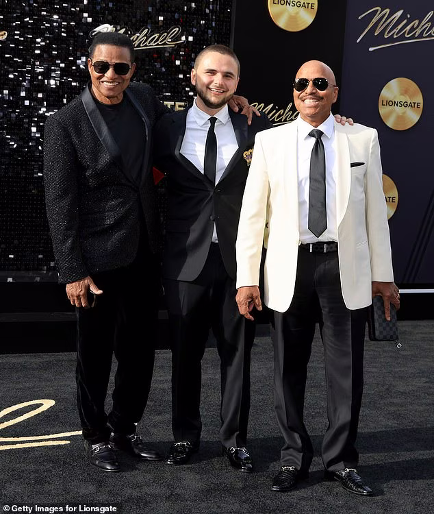 Прінс Джексон у стильному костюмі з короною