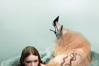 Співачка Кажанна у прозорій максі сукні та зеленій шубі