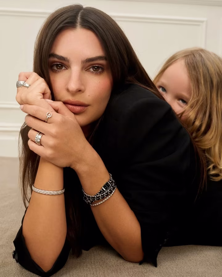Син Емілі Ратаковскі Слай ховається за мамою для Chanel