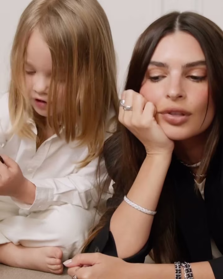 Емілі Ратаковскі грається з сином у рекламі Chanel