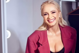 Лілія Ребрик у корсетному топі та колготах у сіточку демонструє пишний бюст