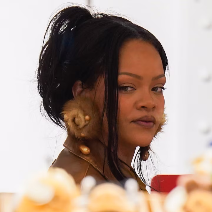 Ріанна в магазині Bambinou з великими сережками