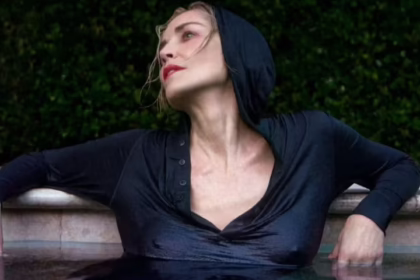 Шерон Стоун позує під водою з оголеними грудьми