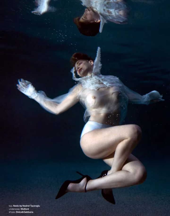 Завершальний кадр підводної фотосесії Шерон Стоун