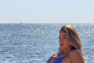 Супермодель Сінді Прадо в синьому бікіні позує на скелях