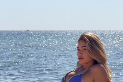 Супермодель Сінді Прадо в синьому бікіні позує на скелях