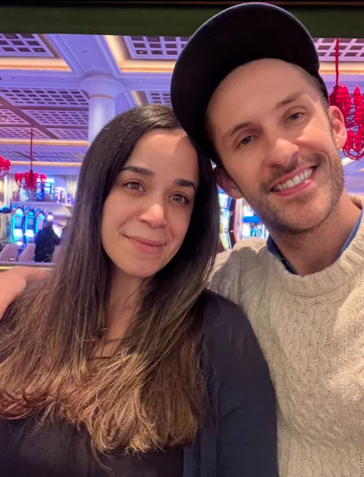 Джиммі Фоулі та його сестра Крістіна Лінн Даунер на прогулянці