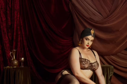 Модель Стефанія Ферраріо у чорній мереживній білизні та чалмі