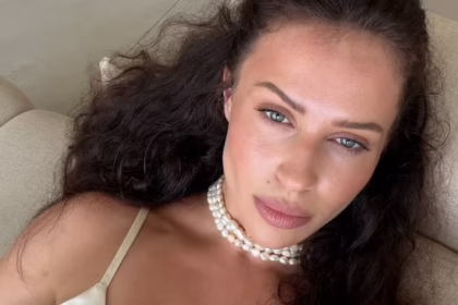 Вікторія Маремуха повністю оголена на скелях для фотосесії