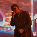 Джуліан Касабланкас співає під час скандального виступу The Strokes