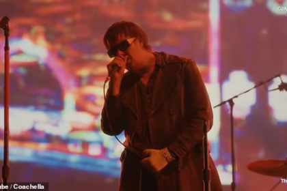 Джуліан Касабланкас співає під час скандального виступу The Strokes