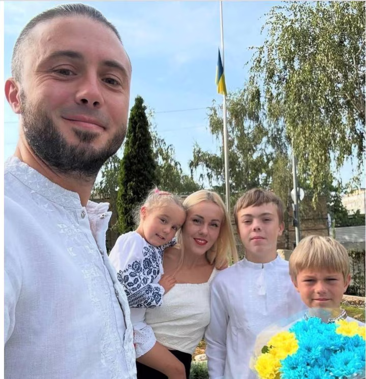 Тарас Тополя з дружиною Оленою та дітьми на архівному фото