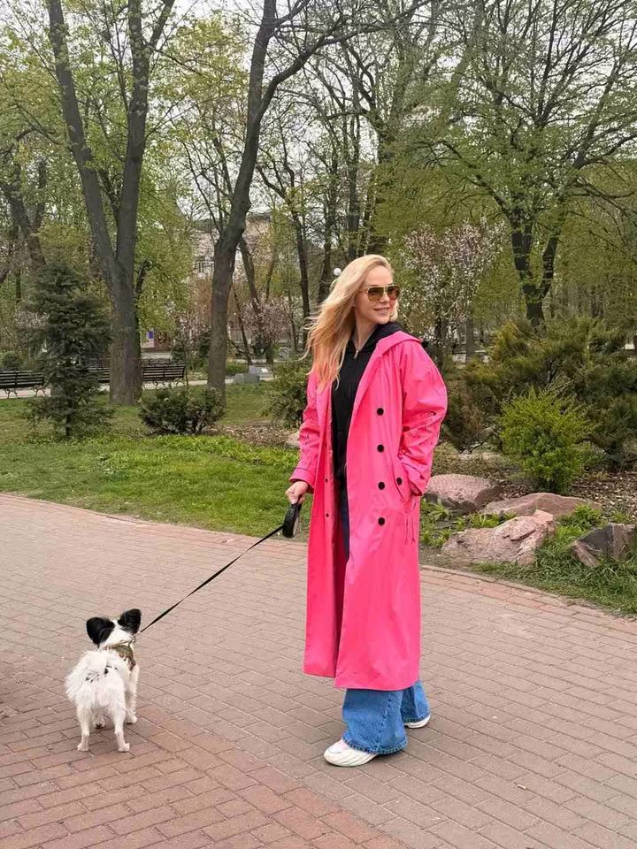 Дар'я Трегубова позує на фоні весняного міста