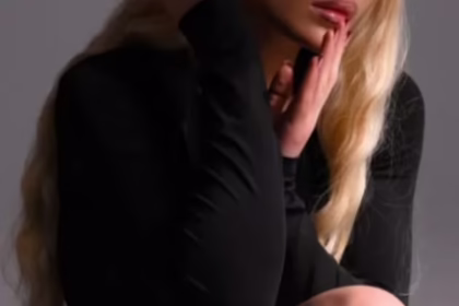 Руслана Данілкіна показує трендовий колір волосся та модний жіночий одяг